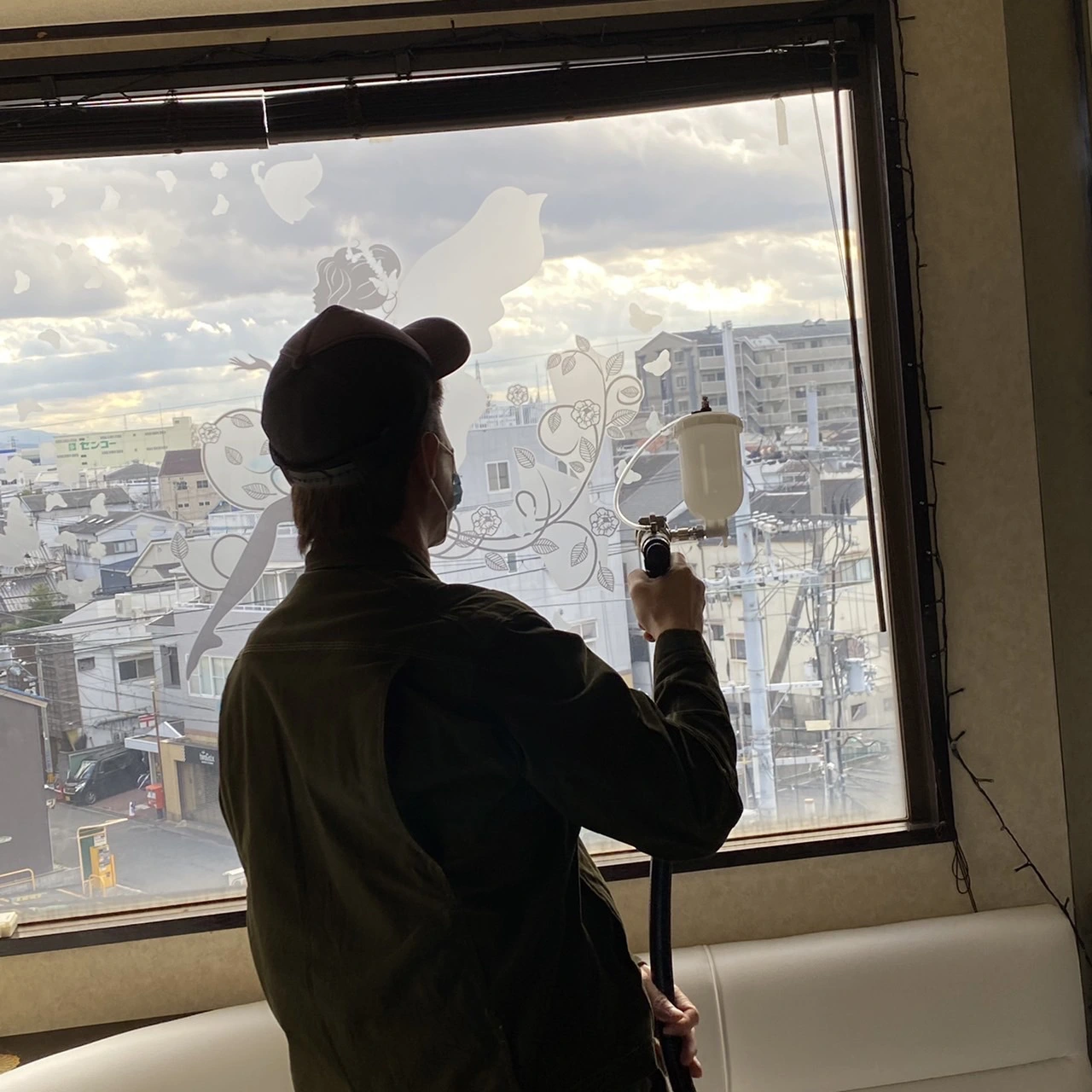 店舗内に光触媒コーティングを吹き付けているところ